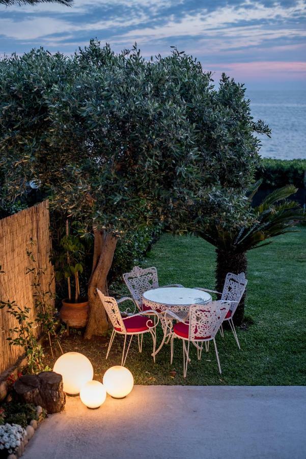 Oikia Eleanthi - Beachfront Garden Home! Mytikas  Exteriör bild