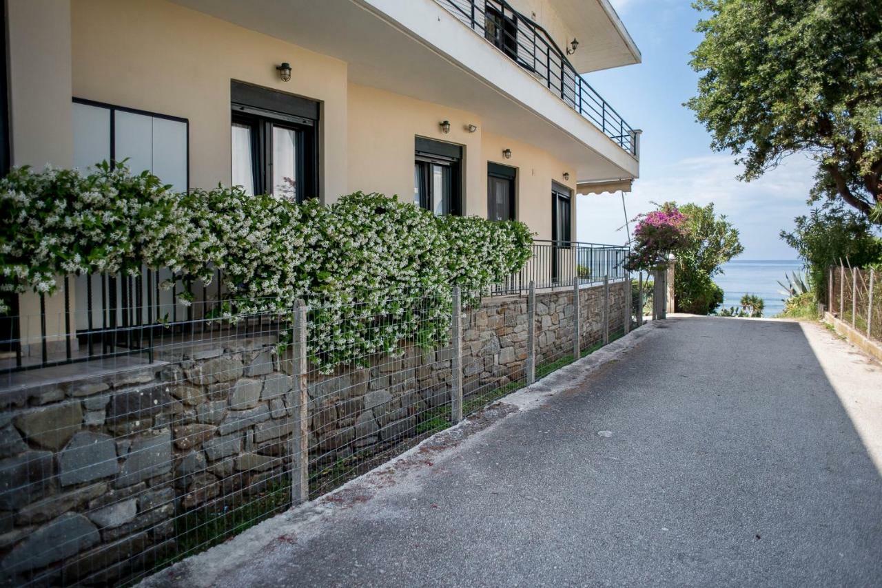 Oikia Eleanthi - Beachfront Garden Home! Mytikas  Exteriör bild