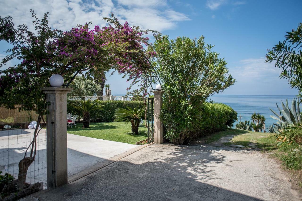 Oikia Eleanthi - Beachfront Garden Home! Mytikas  Exteriör bild